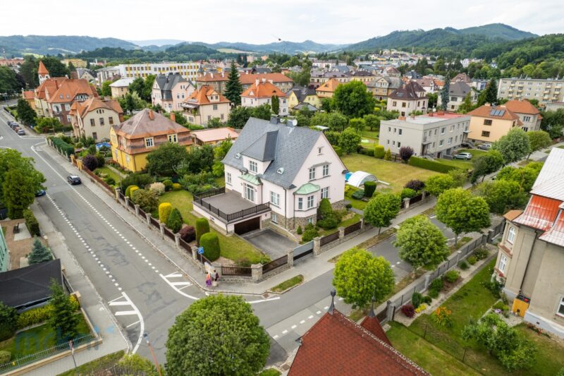Krásná vila s bazénem a velkou terasou