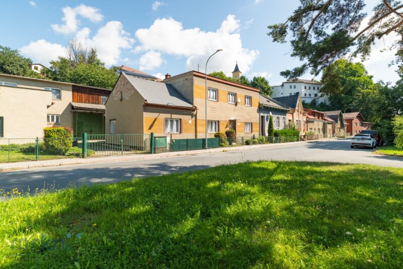 Dům k rekonstrukci - až 5 bytů a 2 garáže