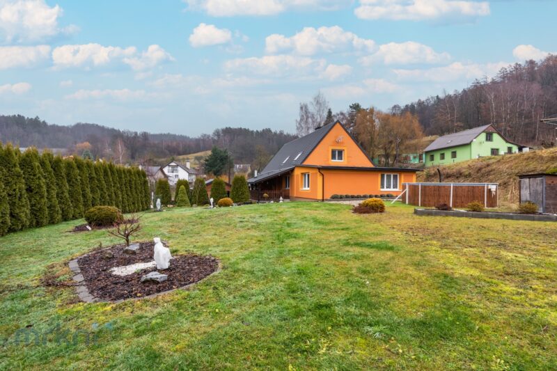 Rodinný dům s velkou zahradou a bazénem